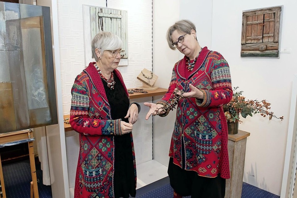 Grote belangstelling voor een halsketting van Mieke ten Wolde tijdens de expositie.