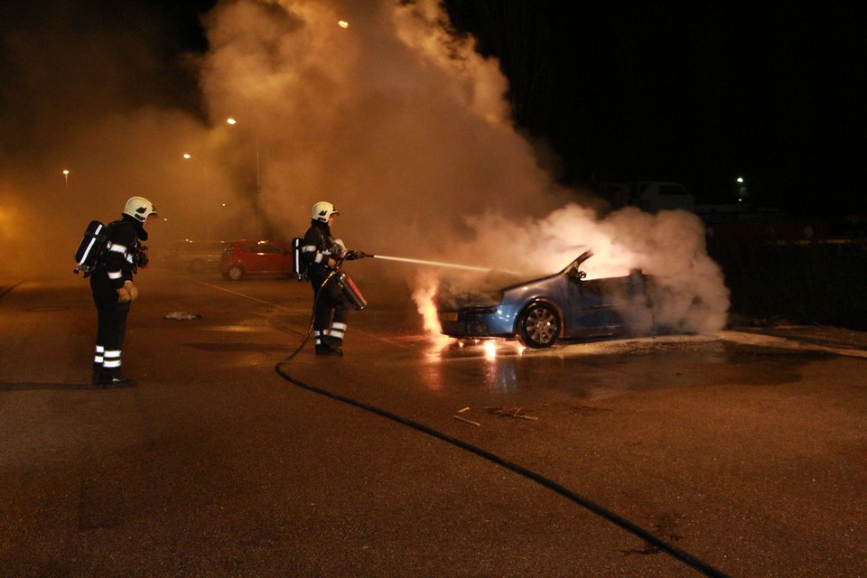 Auto uitgebrand bij HDC Media in Alkmaar. Foto: DNP.nu