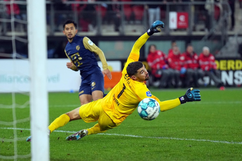 Naoki Maeda schiet de bal langs AZ-keeper Mathew Ryan en zet FC Utrecht in de verlenging op een 2-1 voorsprong.