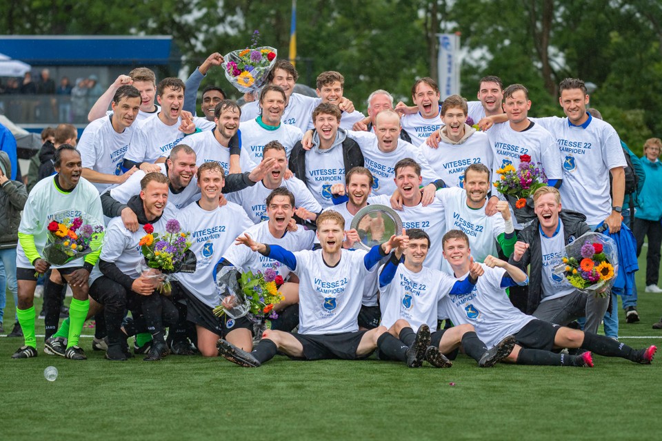 De vreugde is groot bij de spelers en hun begeleiders van Vitesse’22 als het kampioenschap in Hoogkarspel gevierd kan worden.