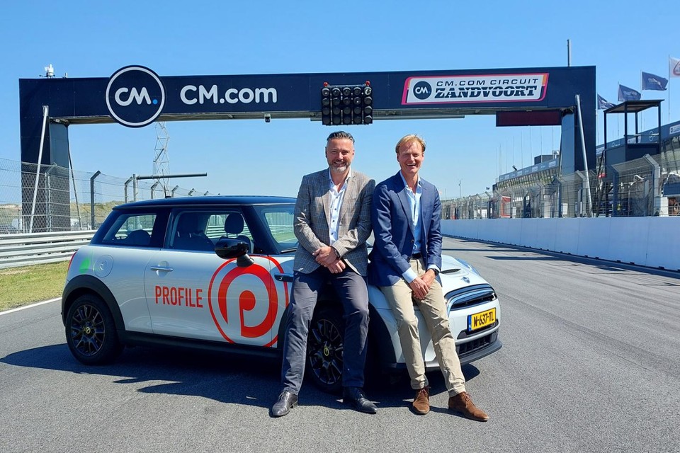 Links Menno Kuipers en rechts Maarten Pompen (directeur van de EV Experience), op het Circuit van Zandvoort.