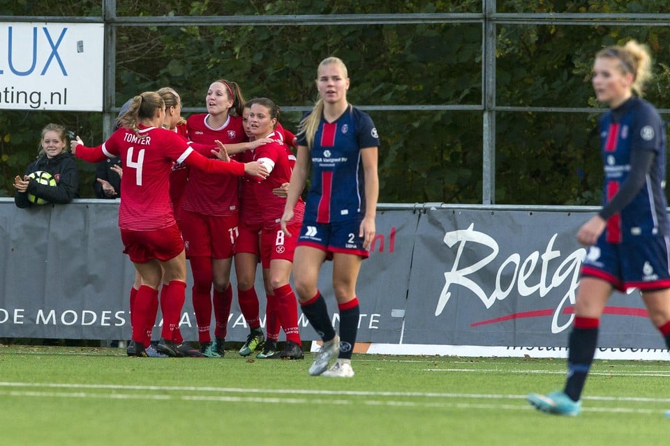 Teleurstelling bij de VV Alkmaar-speelsters Jasmijn Duppen en Ingrid Schuiten na de door FC Twente bejubelde 2-1 van Renate Jansen.