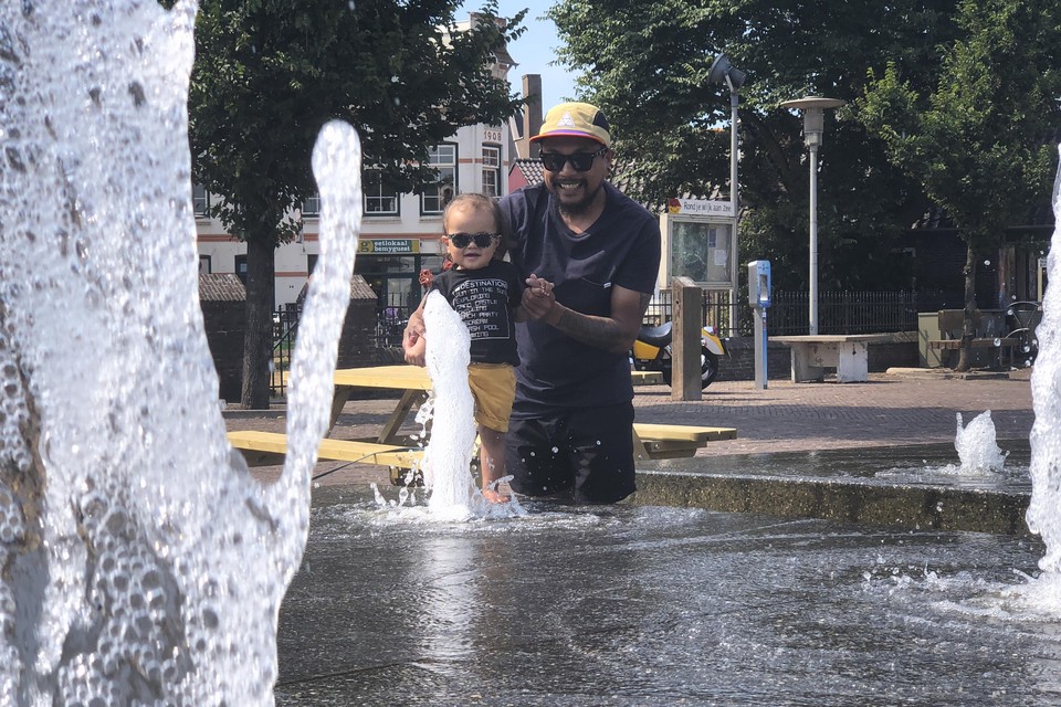 Mimi met papa Ramon in de hoog opspattende fontein op het Julianaplein.