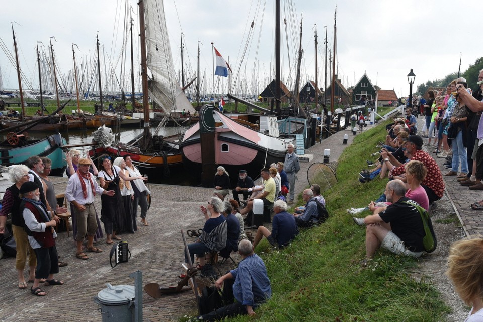 Het gezelschap Onstuimig Schuim vermaakt het publiek op de dijk bij Marken. 
