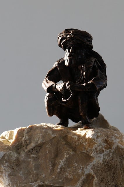 Hurkende Afghaan in brons, door Pieternel van Kempen.