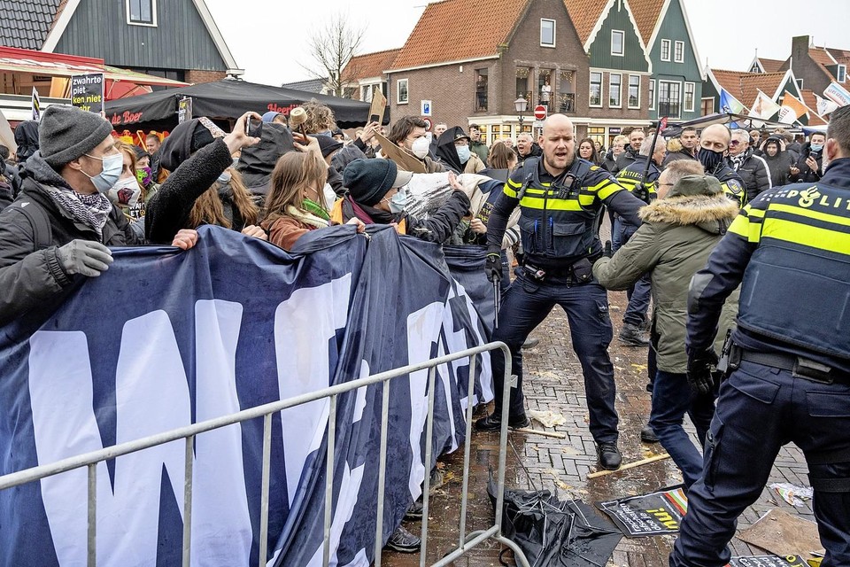 KOZP-demonstranten in Volendam werden eind vorig jaar bekogeld met onder meer eieren, vuurwerk visafval en oliebollen.