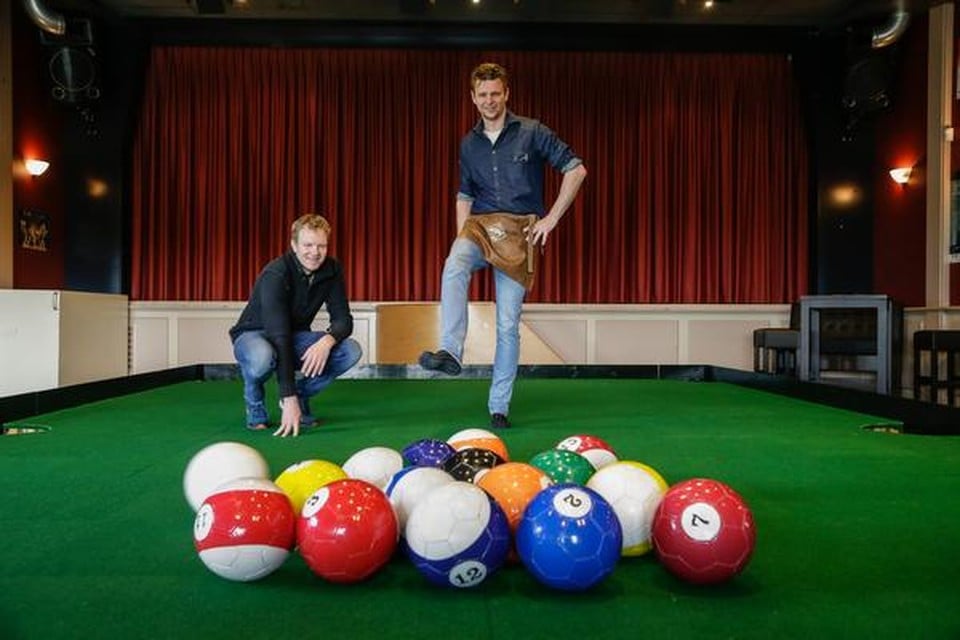 democratische Partij machine Lima Voetballen op een pooltafel tijdens eerste West-Friese kampioenschap  poolball | Noordhollandsdagblad