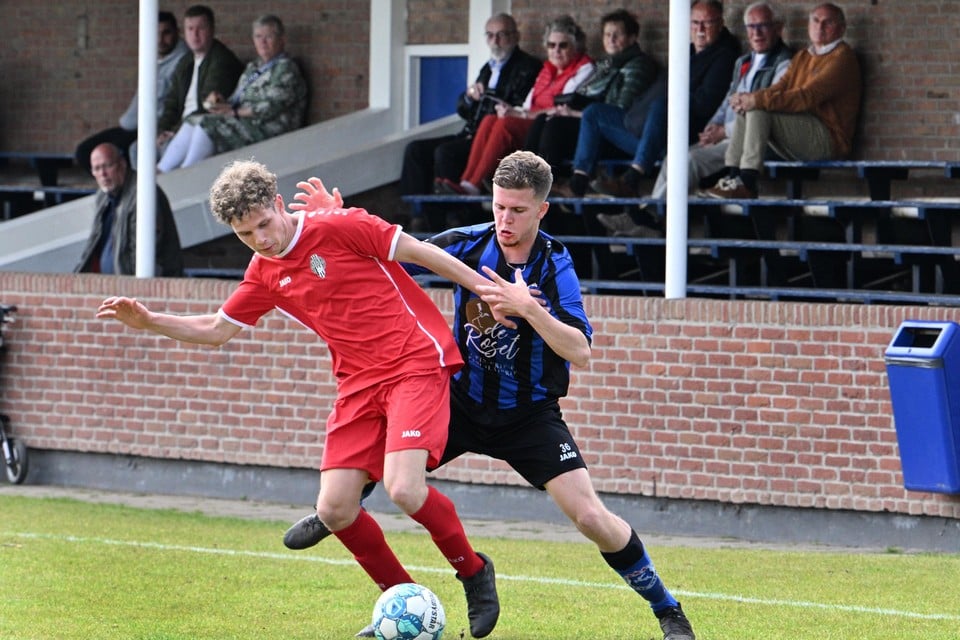 Joey van Esveld van Vitesse’22 in duel met een speler van SDZ. De Castricummer is bezig aan zijn laatste wedstrijden bij zijn club. Hij vertrekt naar ADO’20.