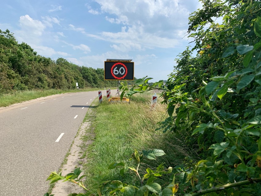 Ook aan de kant van ’t Zand een lichtkar met waarschuwing: maximaal zestig kilometer per uur op de Bosweg.