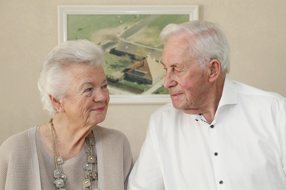 Tineke en Ab Roozendaal rooien het na zestig jaar huwelijk nog prima samen. ,,Wij kenne niet zonder elkaar hoor.’’