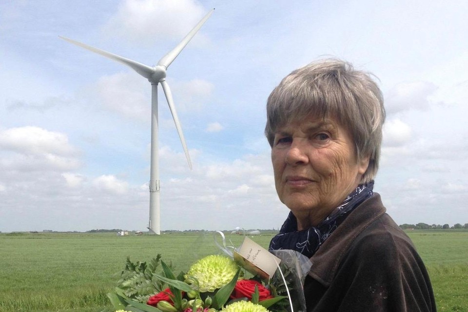 Ina Vonk bij de gewraakte windmolen, 2013.