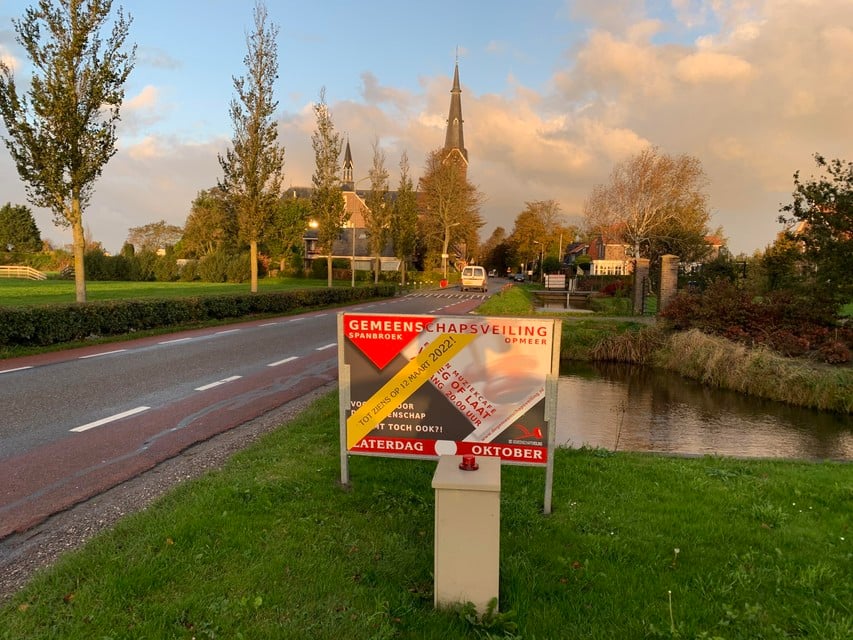 Het aankondigingsbord langs de Spanbroekerweg met op de achtergrond de gezichtsbepalende Bonifatiuskerk die onlangs is gerestaureerd.