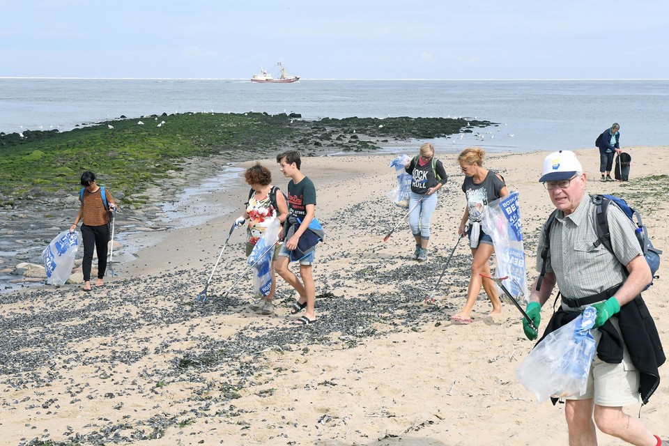 Opruimen op het Helderse strand tijdens de Boskalis Beach Cleanup Tour van vorig jaar.