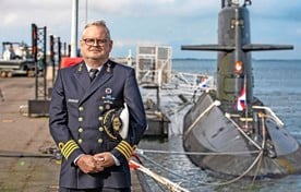 De zoekactie naar de verdwenen onderzeeër bij Bali wordt door de Nederlandse collega’s in Den Helder op de voet gevolgd. ’Alleen een wonder kan de opvarenden nog redden’ [video]