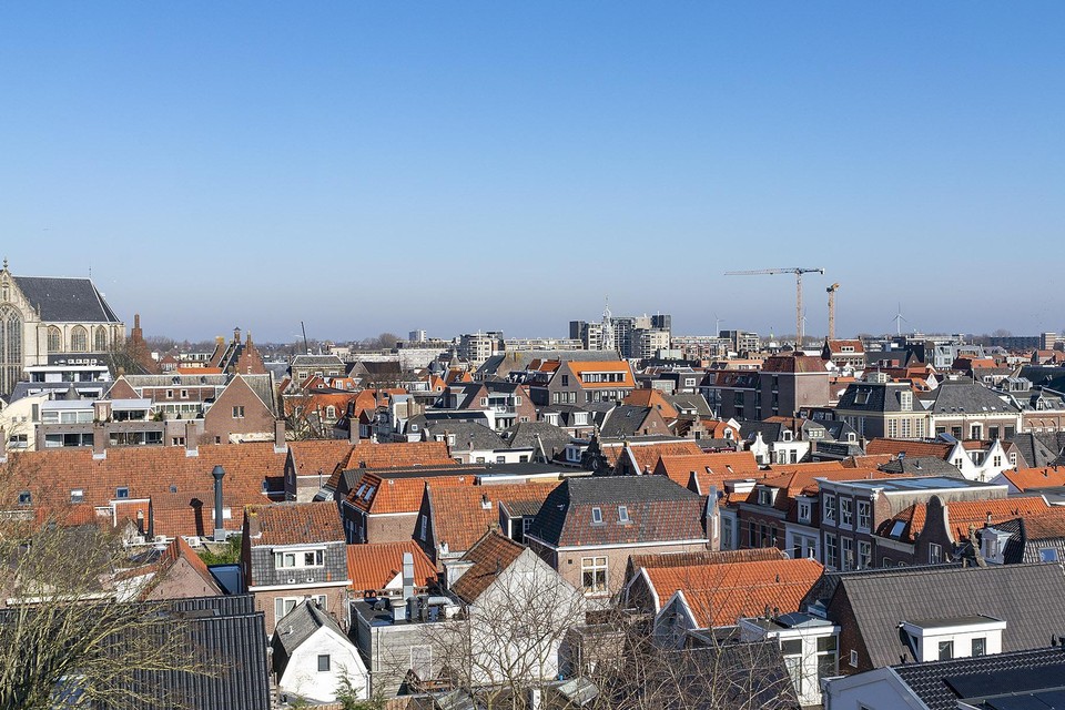 Alkmaar vanuit de Molen van Piet: links torent de Grote Kerk boven de stad uit, rechts de hijskranen voor de nieuwe woontorens in Overstad.
