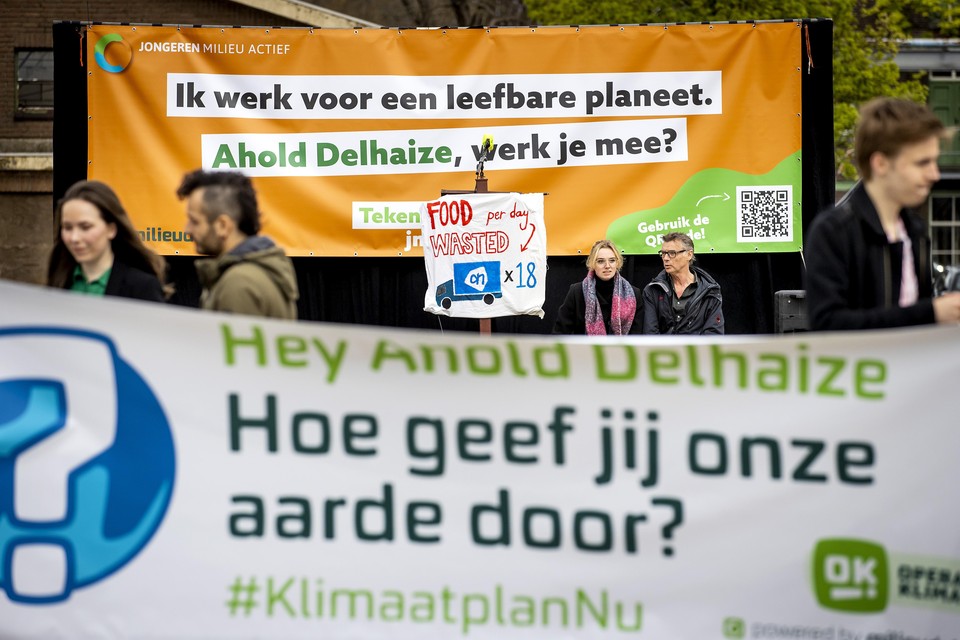 Jongeren van Milieudefensie voerden in april actie bij een aandeelhoudersvergadering van Ahold Delhaize, volgens de milieuclub de grootste CO2-uitstoter van de 29 grote vervuilers van Noord- en Zuid-Holland.