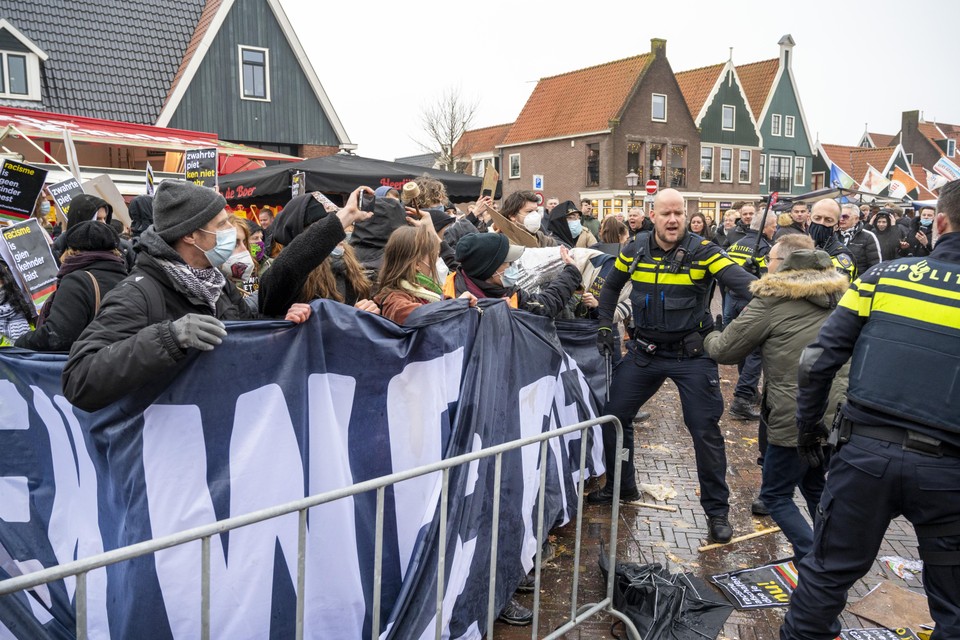 Grimmige taferelen tijdens KOZP-demonstratie in Volendam.