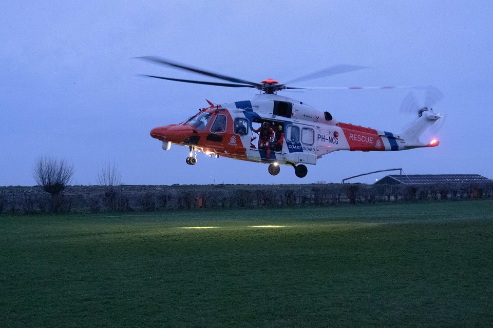 De nieuwe helikopter van de Kustwacht landt bij Warder.