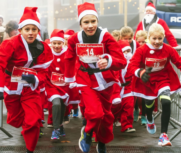 Noordhollands Dagblad/ Alkmaarsche Courant, Photo Erna Faust, HEERHUGOWAARD – Coolplein, celebrated the Santa Run for charity.  Warm-up and start for Kids Run, Santa Run Noordhollands Dagblad/ Photo Erna Faust/
