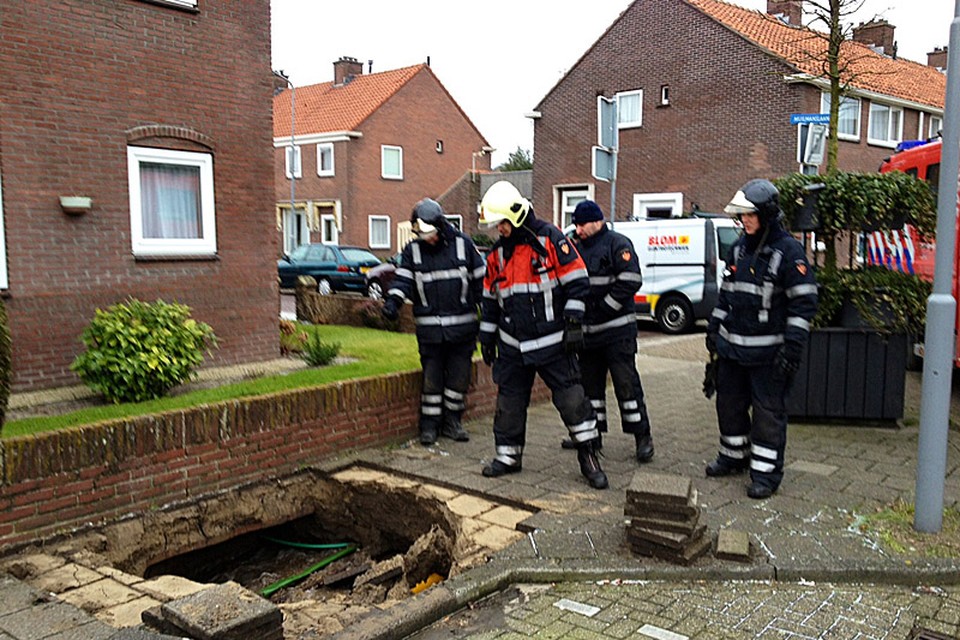 Gesprongen waterleiding in Heemskerk. foto DNP.nu/Lucas Hazes