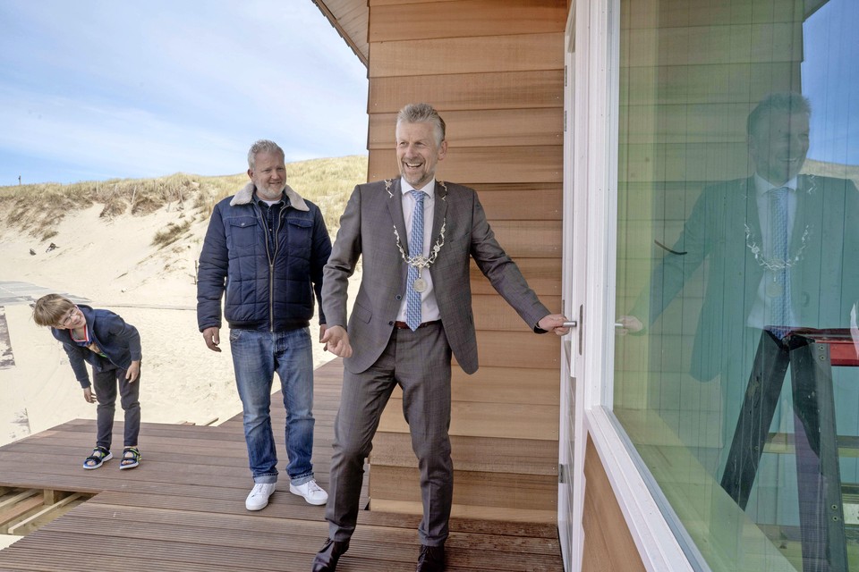 De strandwachten hebben een nieuwe strandpost dit seizoen. Burgemeester Jan de Boer opende De Zandloper vandaag officieel.