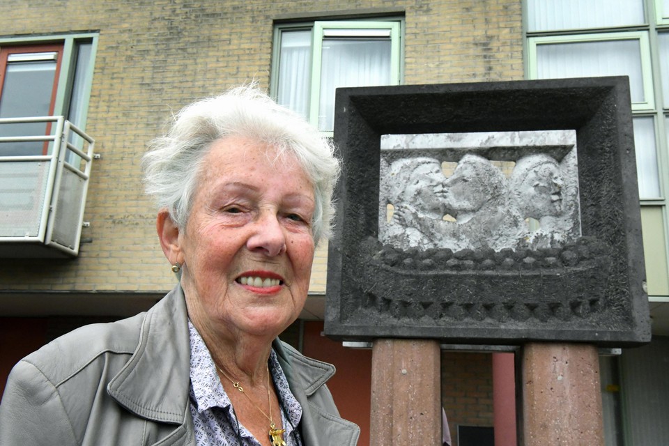 Marga Deijkers-Garrelts bij het monument dat eraan herinnert dat honderd jaar geleden in Hippolytushoef films werden vertoond.