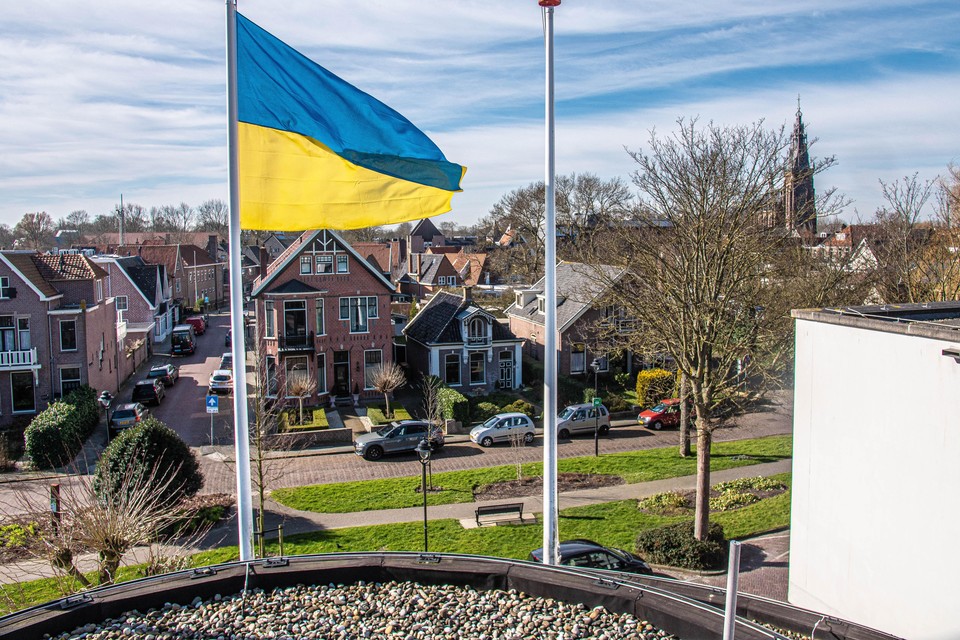 De Oekraïense vlag op het gemeentehuis in Schagen. De gemeente is solidair met de Oekraïners en helpt vluchtelingen aan opvanglocaties.