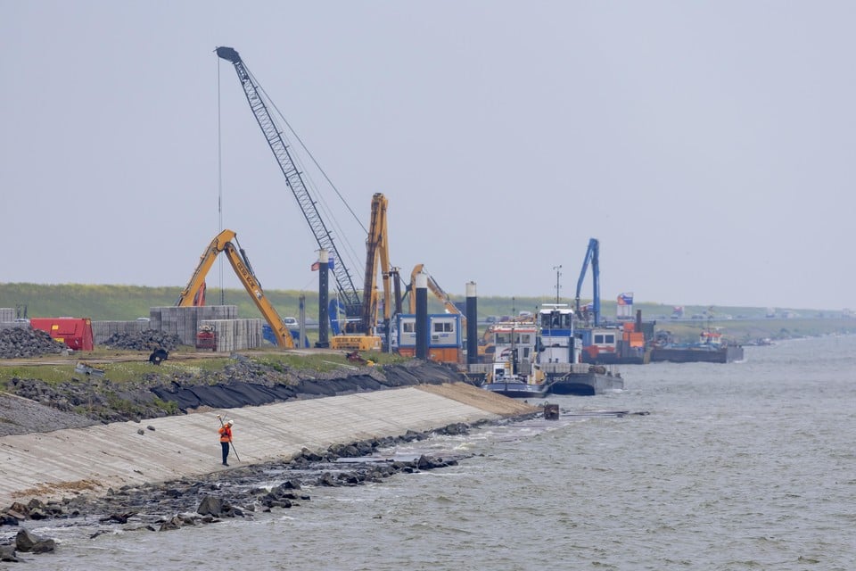 Werkzaamheden aan de IJsselmeerkant van de Afsluitdijk, afgelopen vrijdag.