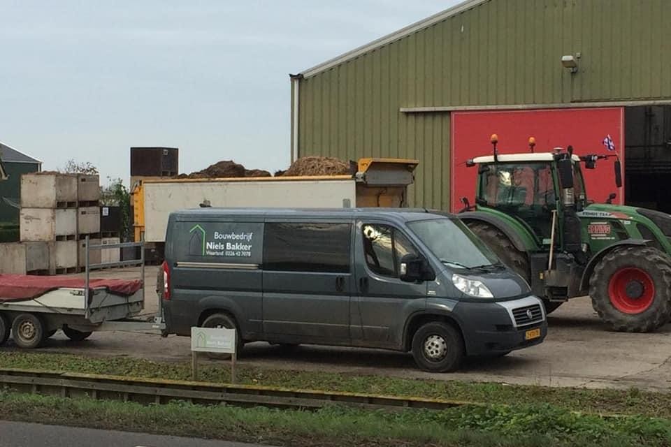 Het bewuste bedrijfsbusje van Niels Bakker dat vrijdagnacht gestolen werd, maar zondagochtend in Hoorn alweer werd aangetroffen.