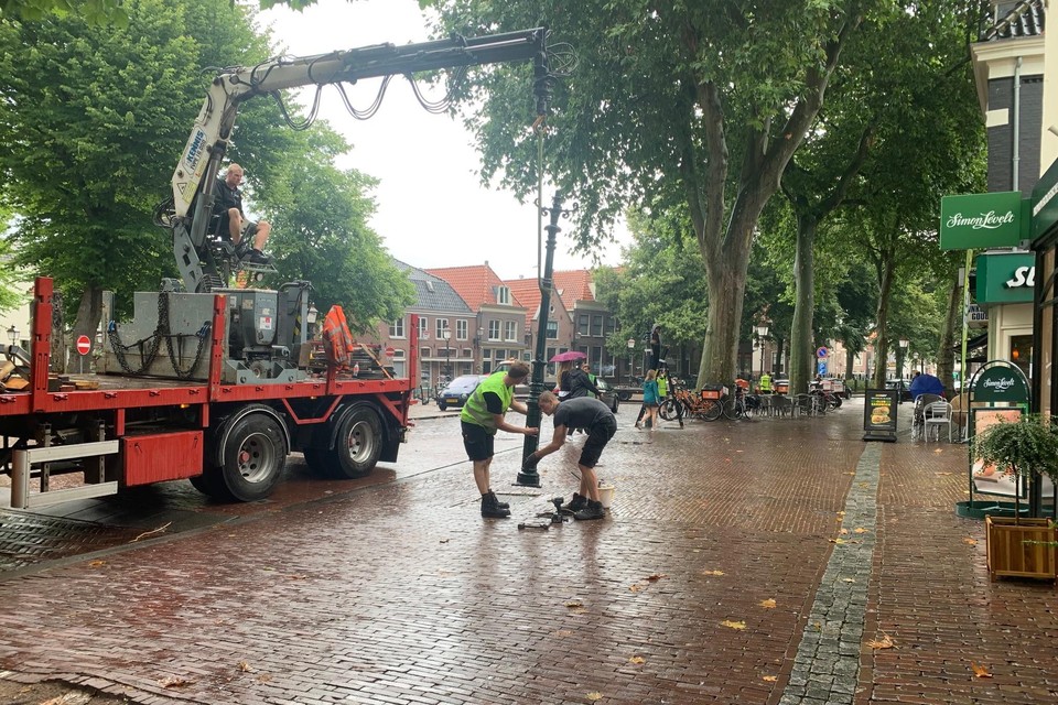 De firma Kooyman plaatst de lantaarnpalen weer terug in het centrum van Hoorn.