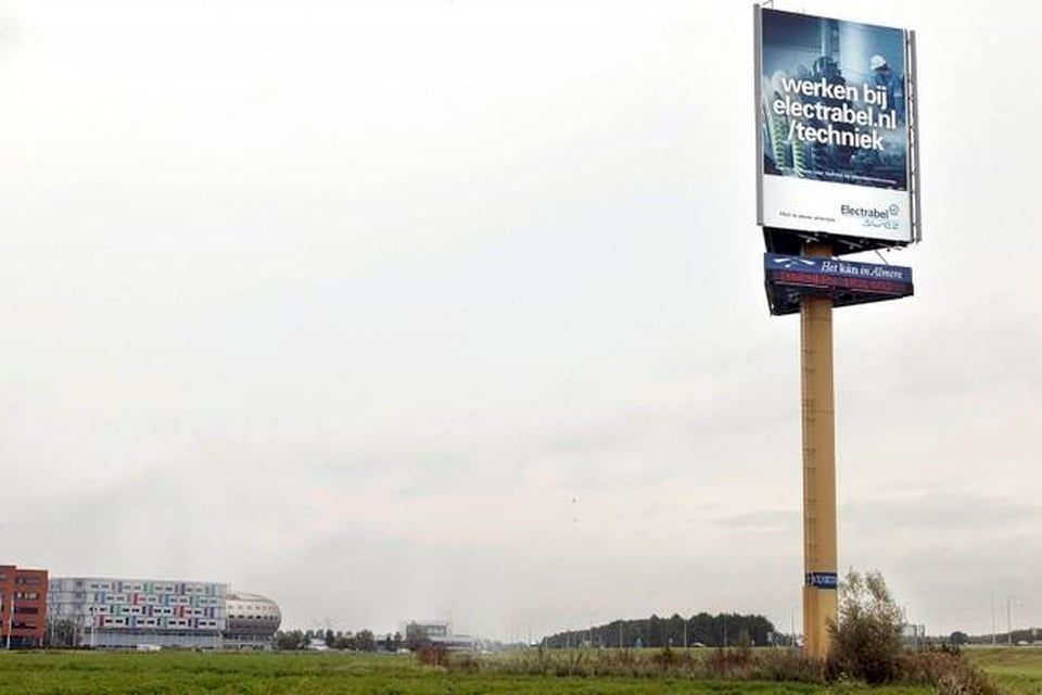 Iedereen groei Dynamiek Bedrijf eist bij rechter alsnog vergunning voor 30 meter hoge reclamemast  langs A1; 'Geen Baarnaar kan deze lichtmast vanuit zijn woning zien', vindt  de advocaat | Noordhollandsdagblad