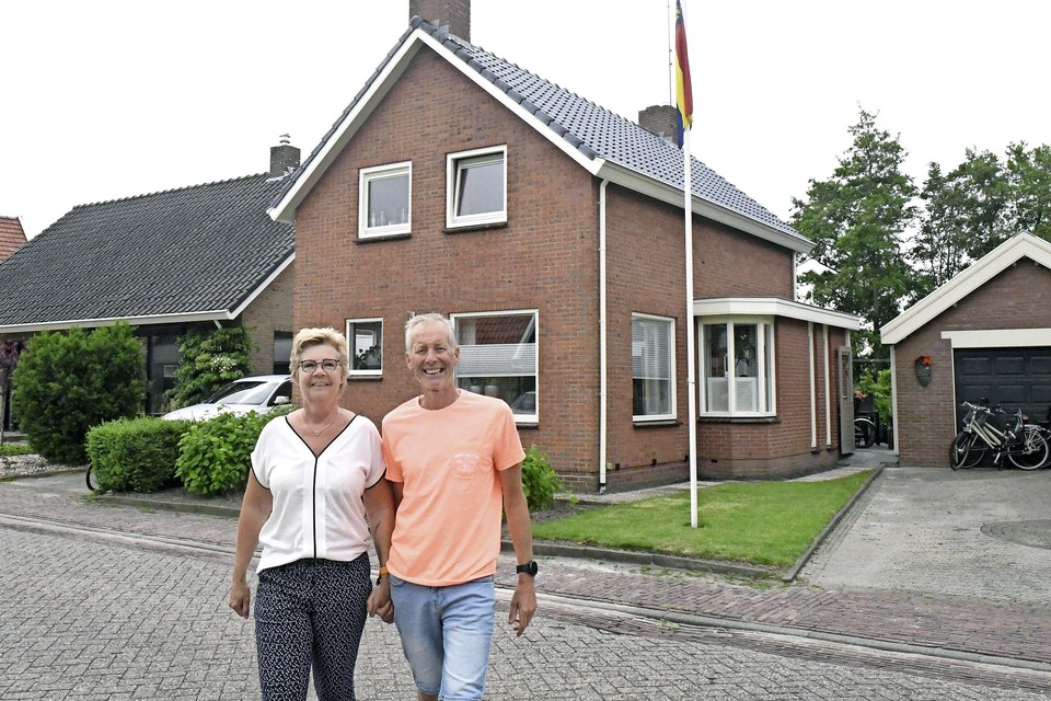 Marjan en Henk voor het geboortehuis van Marjan aan Belt 57 in Hippolytushoef.