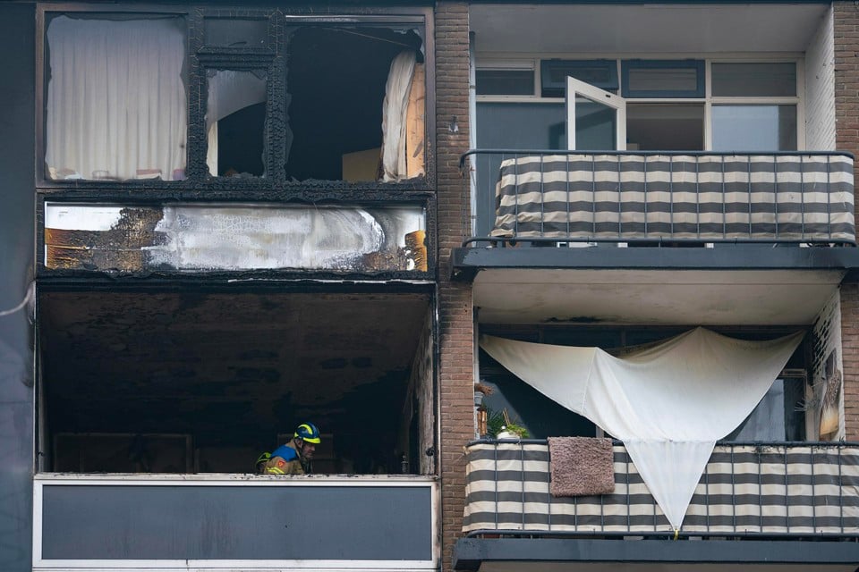 De brand heeft twee appartementen voorlopig onbewoonbaar gemaakt.