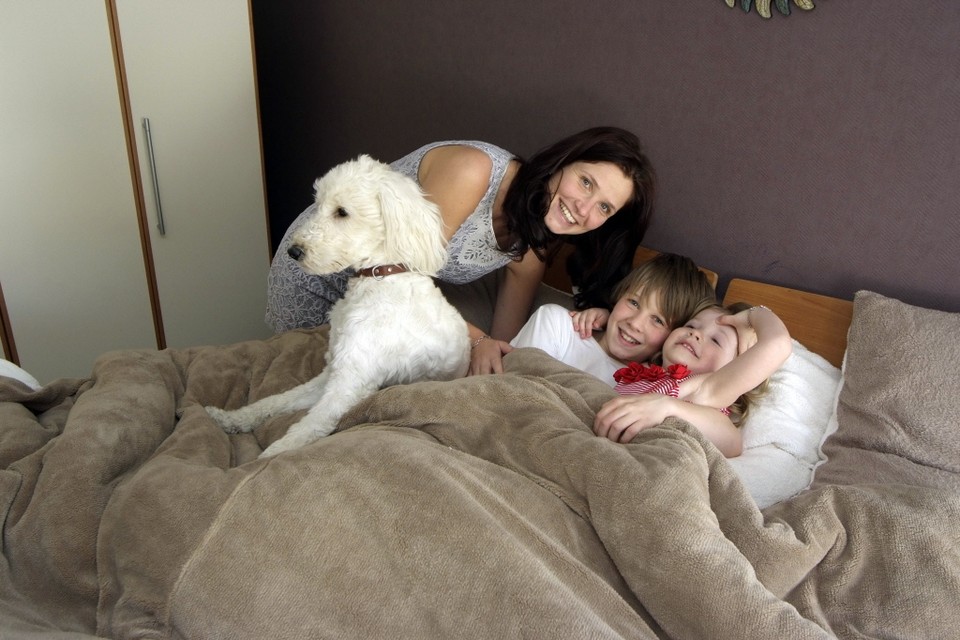  Irma Koning met kids en hond Lucy.
