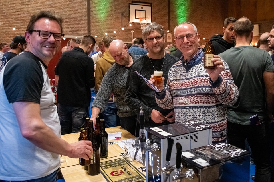 West-Friese proevers en de Belgische brouwer Glenn Castelein (links) hebben het naar de zin.