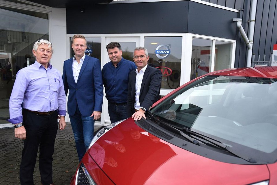 Marc van der Molen met Jeroen Stegerman, Marcel Pijlman en Rob de Dreu voor het pand dat verandert in Autobedrijf De Dreu.