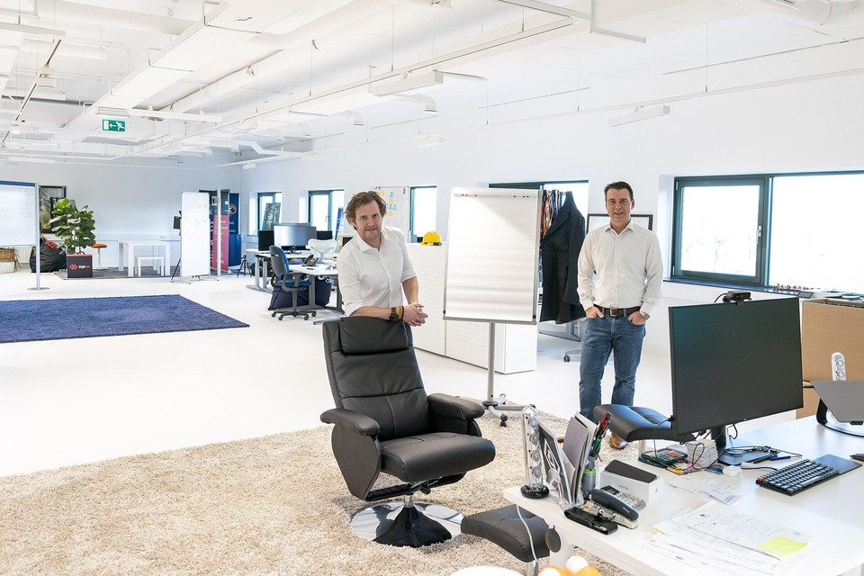 Sven Visser (links) en Paul Bankers van softwarebedrijf Cyso: ,,Ruimte genoeg, soms werken hier twee mensen op vijfhonderd vierkante meter”.