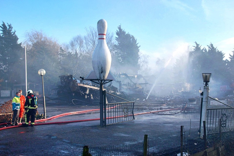 De brand verwoestte het partycentrum annex bowling in Venhuizen totaal.