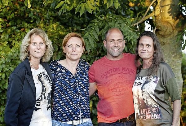 Boer Riks met zijn drie logeervrouwen Claudia (l), Marit en Eline.