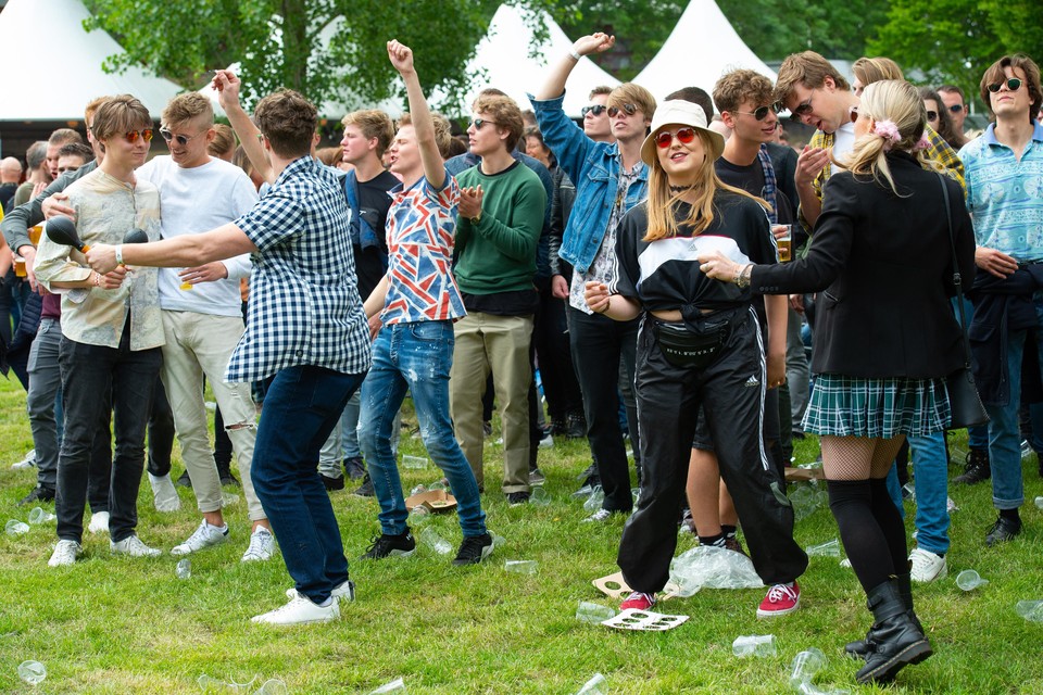 Publiek tijdens het 3e Klaphekfestival in 2019, dansend tussen de plastic drinkglazen.