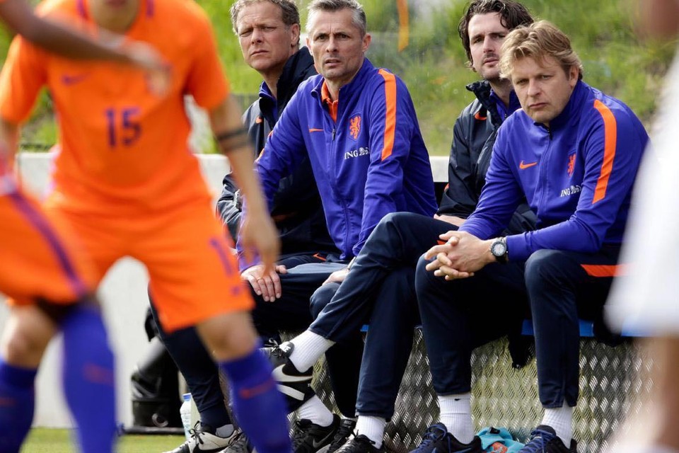 Koen Stam tussen bondscoach Kees van Wonderen en Youri Mulder (rechts). ’Zinedine Zidane heeft nog niet opgenomen bij Real Madrid.’