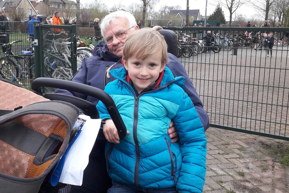Opa Rijkenberg met kleinzoon Leo in de scootmobiel: ,,Als ik besmet raak en overlijd is dat maar zo.”