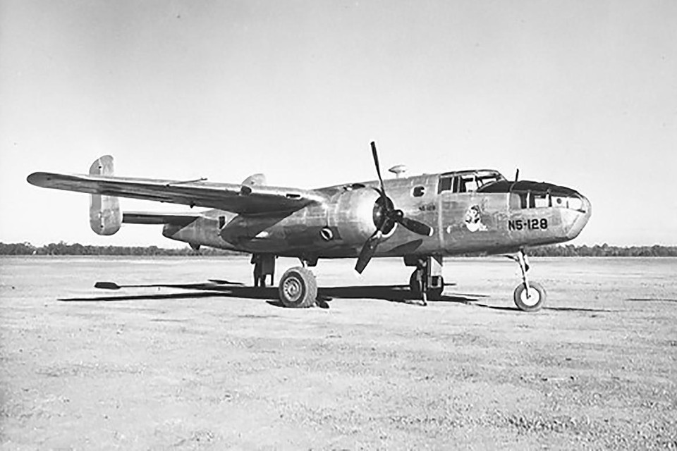 B-25 Mitchell bommenwerper die na de oorlog in gebruik is genomen door de Netherlands East Indies Transport Service. De geschutskoepels zijn verwijderd en de glazen neus gedicht. Charles Arps zag een bommenwerper van dit type de pamfletten uitwerpen boven het kamp.