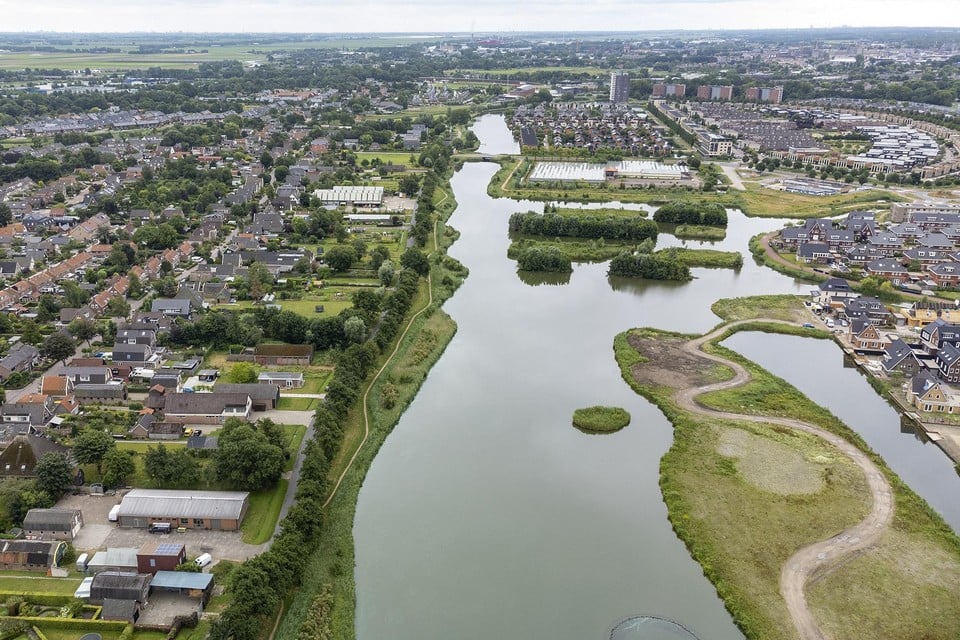 Luchtbeeld van de Vroonerplas met rechts Vroonermeer-Noord en links van het water de Gedempte Veert.