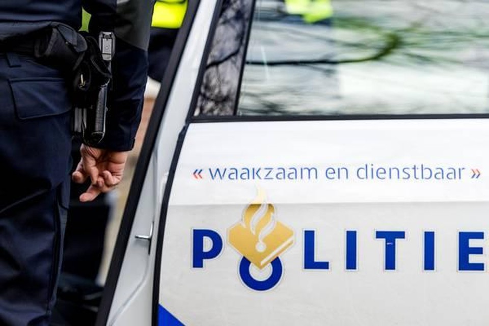 Een politiewagen is in Alkmaar het doelwit van een autokraak geweest.
