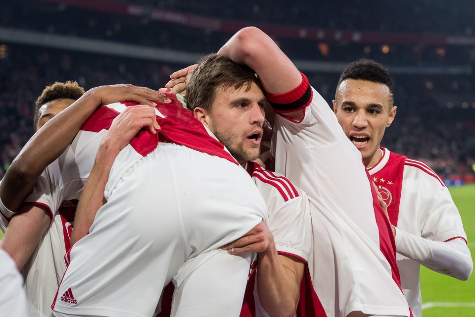 Joel Veltman in een kluwen Ajaxspelers na een doelpunt.