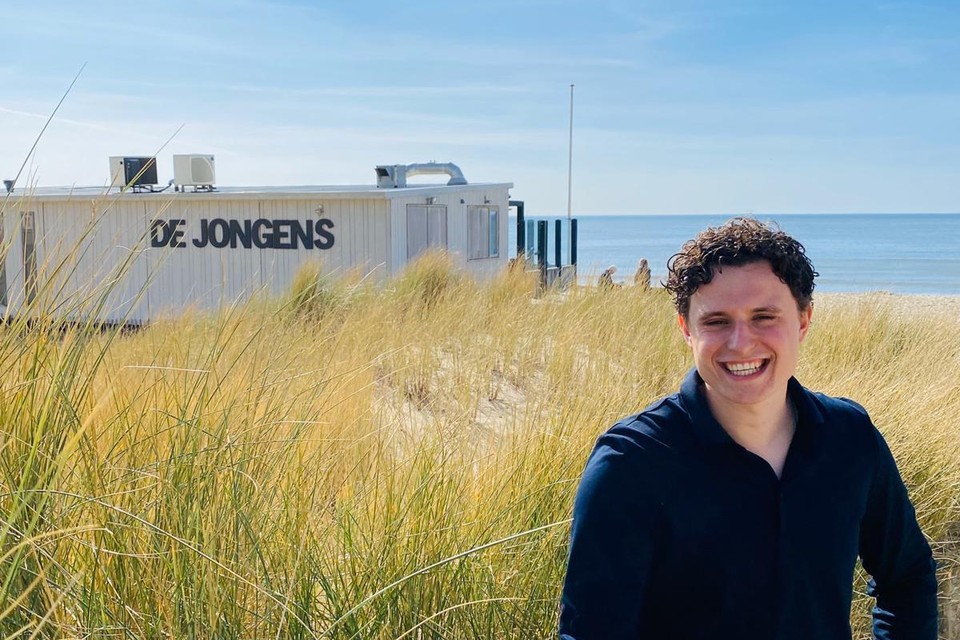 Sam Botterman, de nieuwe eigenaar van strandpaviljoen De Jongens in Bergen aan Zee.