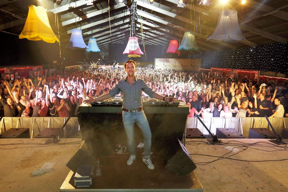 DJ Gerard Ekdom draait op het Grote Bonte Schuurfeest in Breezand.