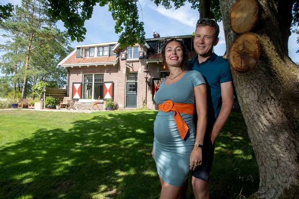 Anke van der Wilt en Rogier Mausen poseren voor hun toekomstige woning.
