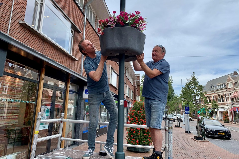 Winkeliers Emile Jansen (links) en Ernst Wallenburg fleuren hun ’s-Gravelandseweg met 32 bloembakken op.